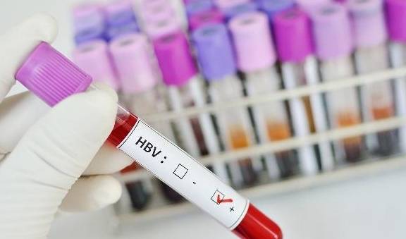 进行|与乙肝患者吃饭会被传染？乙肝的传播方式有3种，别搞错了