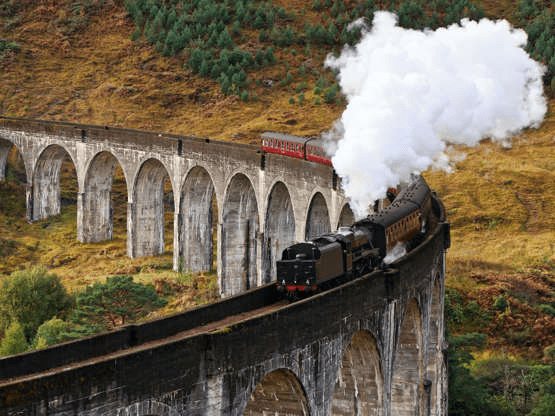乘坐来自《哈利·波特》的詹姆斯二世党人火车，体验苏格兰高地的魔力