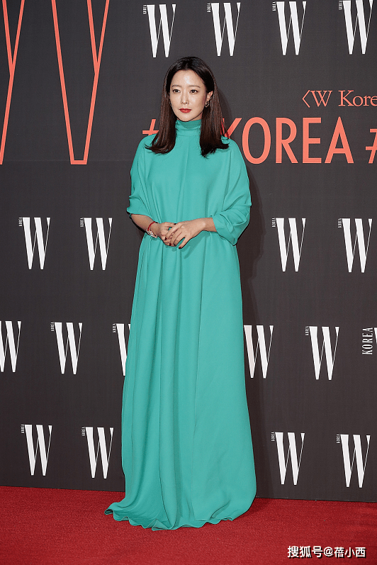 西装 金喜善44岁还敢挑战薄荷绿，穿长裙配阔腿裤，不俗反而美出国际范