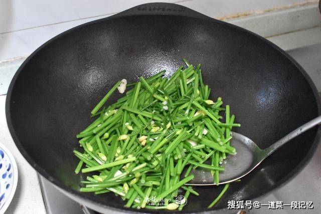 秋天遇到它多买一些 比韭菜鲜嫩清甜 炒一盘鲜美滋味下饭又下酒 花甲 新闻时间