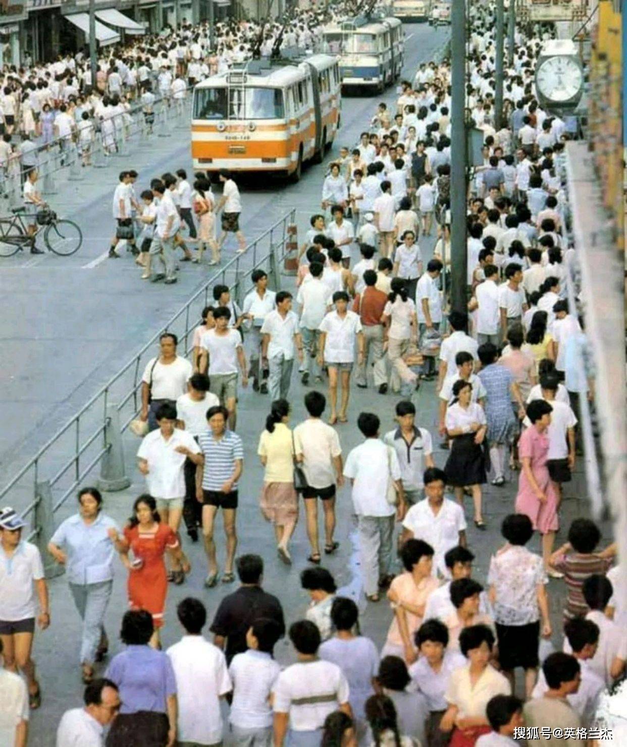 80年代上海老照片，那时的外滩、南京路、苏州河，是什么样子的？
