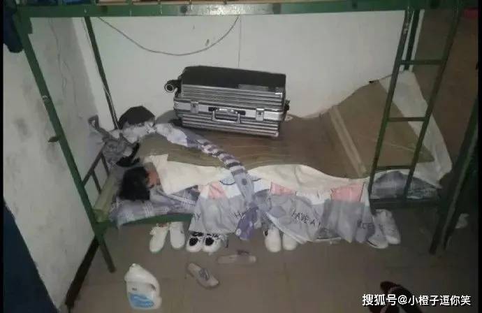 搞笑圖片：用這個杯子喝酒，手應該放在哪裡呢？ 搞笑整蠱 第3张