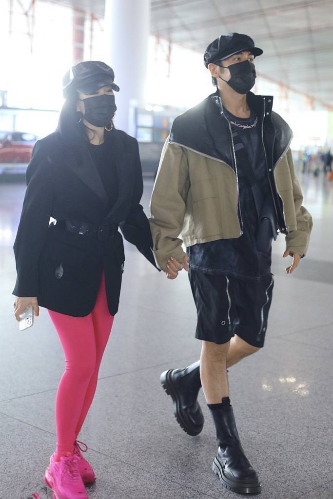 颜色 钟丽缇品味真别致，用西装混搭粉色健身裤，意外高级又洋气