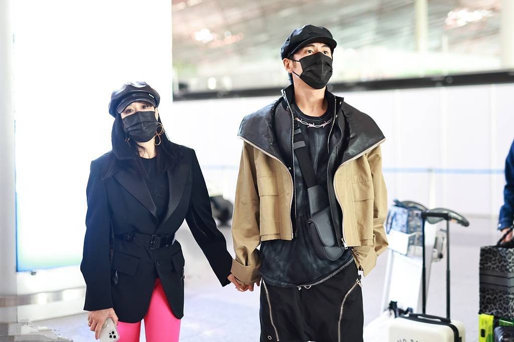 颜色 钟丽缇品味真别致，用西装混搭粉色健身裤，意外高级又洋气