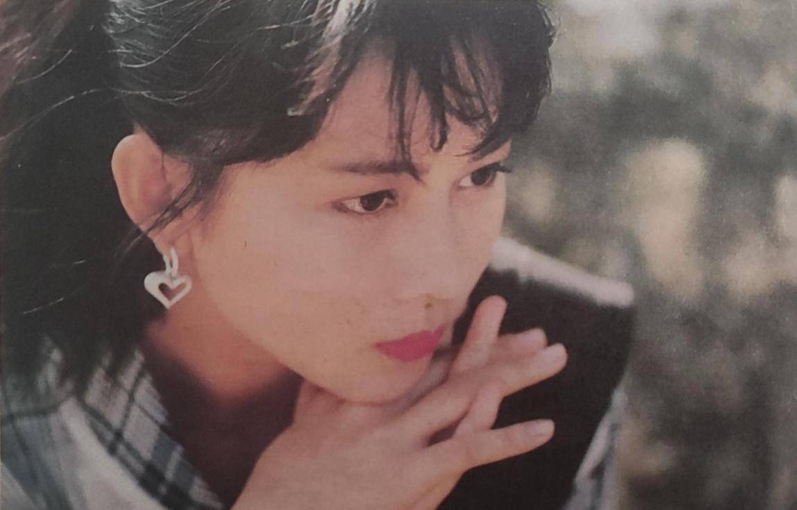 太嫩 蔡少芬19岁的时候也太嫩,裙子还挺时髦得,不像92年的服装