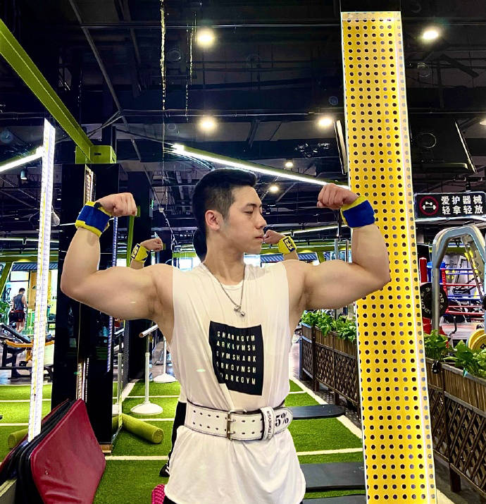 25歲大慶小伙擼鐵成癮，打造出飽滿的身材維度，擁有健壯麒麟臂！ 健身減肥達人 第3张