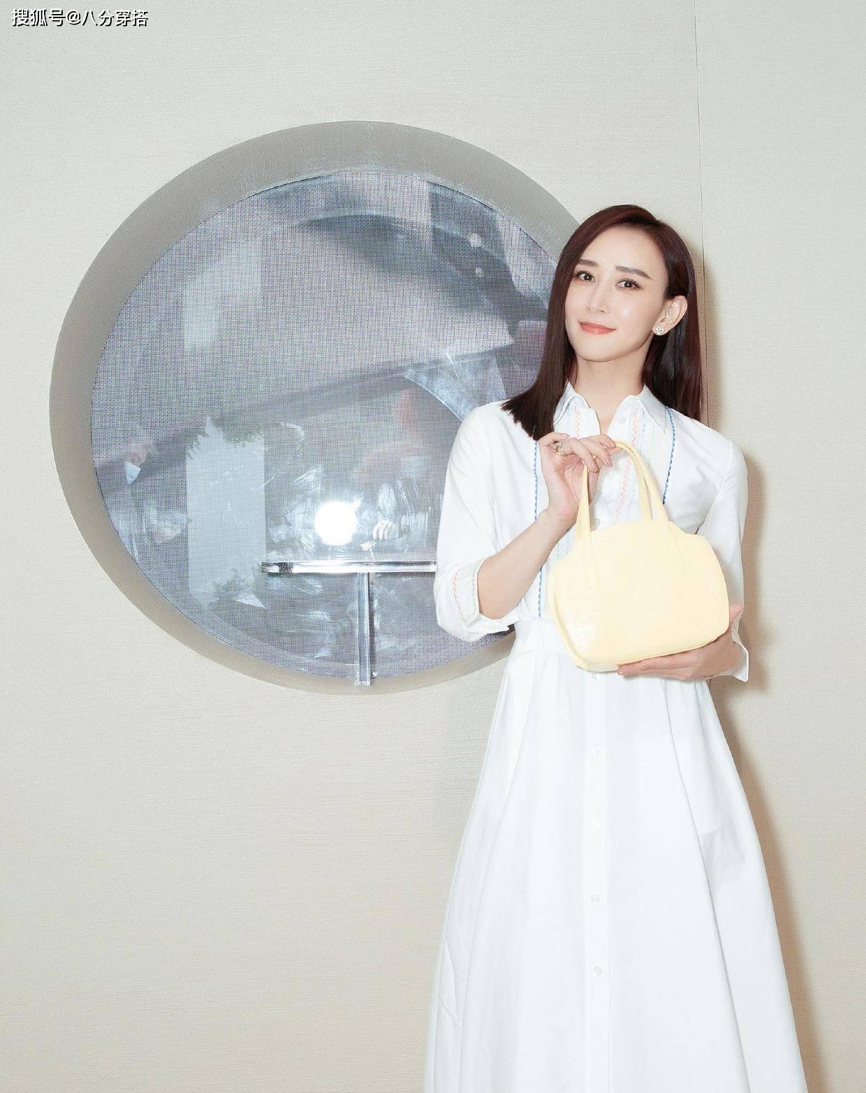 一身 阔太胡静气质真不错,穿黑色西装还搭配鱼骨抹胸,藏不住的高贵范