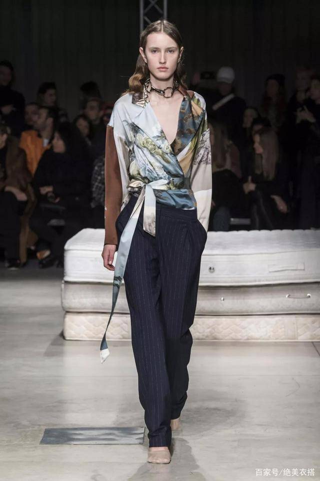 衣结 没腰、有肚子的中年女人不要“塞衣角”，学这样穿，遮肉显瘦还时髦