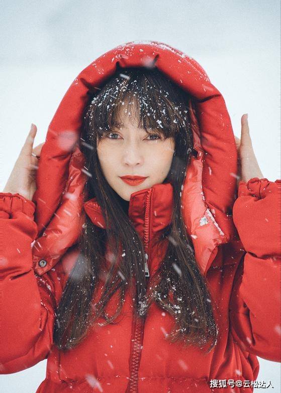 感觉 田海蓉75年又怎样，穿大红色羽绒服在雪地里凹造型，美成大学生