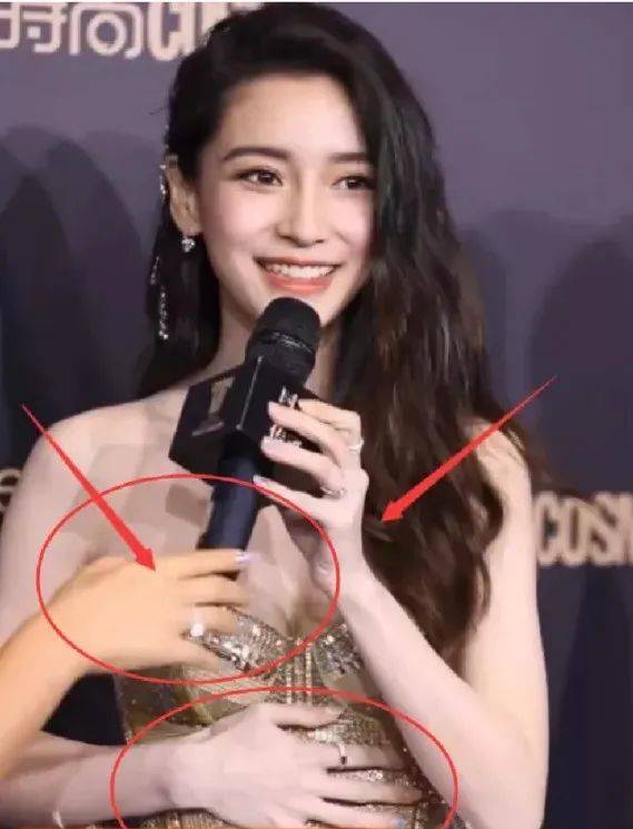 景甜景甜最新生图粉感重，脖子出现色差，欧阳娜娜还曾自曝全身涂粉底