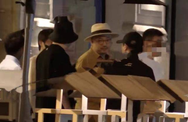 身材 大咖导演罕见同框！章子怡扎朝天辫好少女，就连吴京都忍不住摆弄