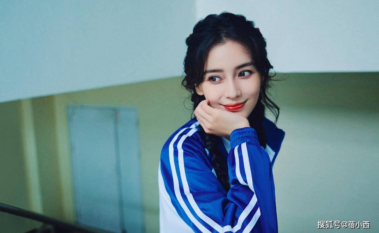 杨颖 Angelababy杨颖确定不是18岁？穿蓝白运动服配麻花辫，像个高中生