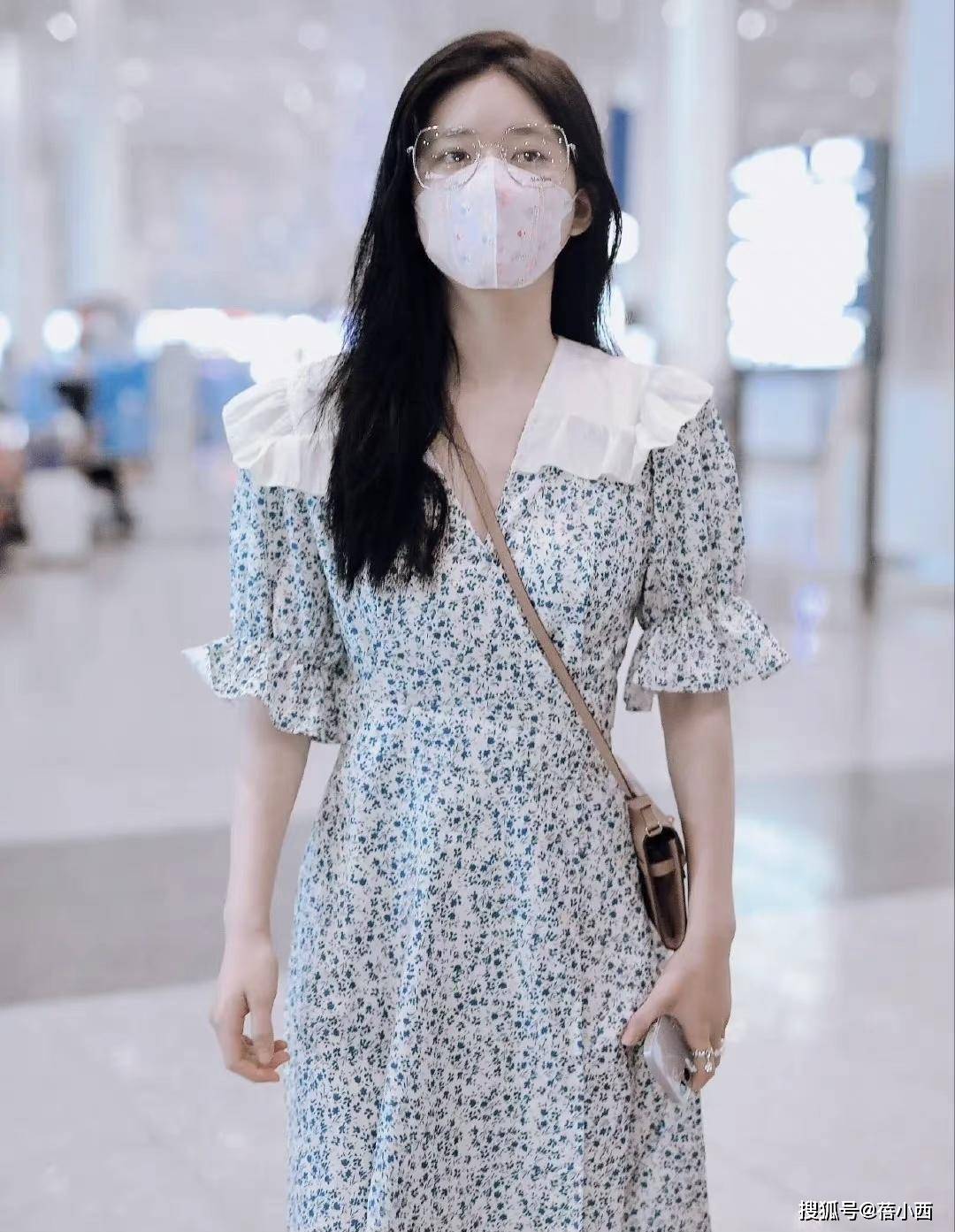 赵露思 赵露思才是“甜妹”中的顶流,穿小香风格纹裙配长靴,气场真高级