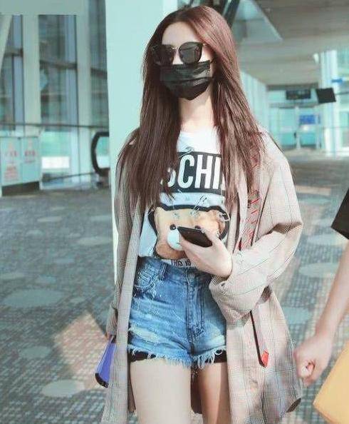 白天鹅 付辛博见了杨超越可能会崩溃,看看杨超越的裤子就知道了