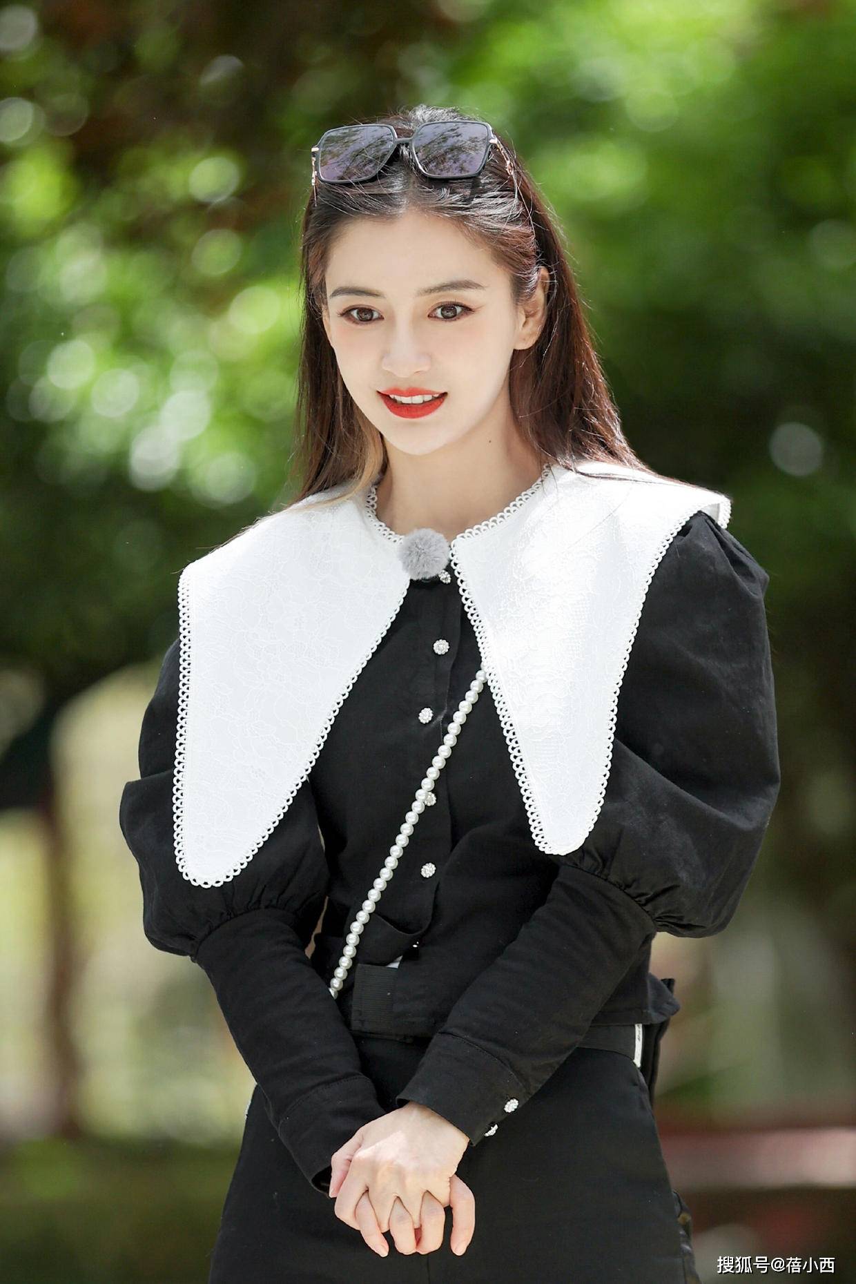 杨颖 Angelababy杨颖确定不是18岁？穿蓝白运动服配麻花辫，像个高中生