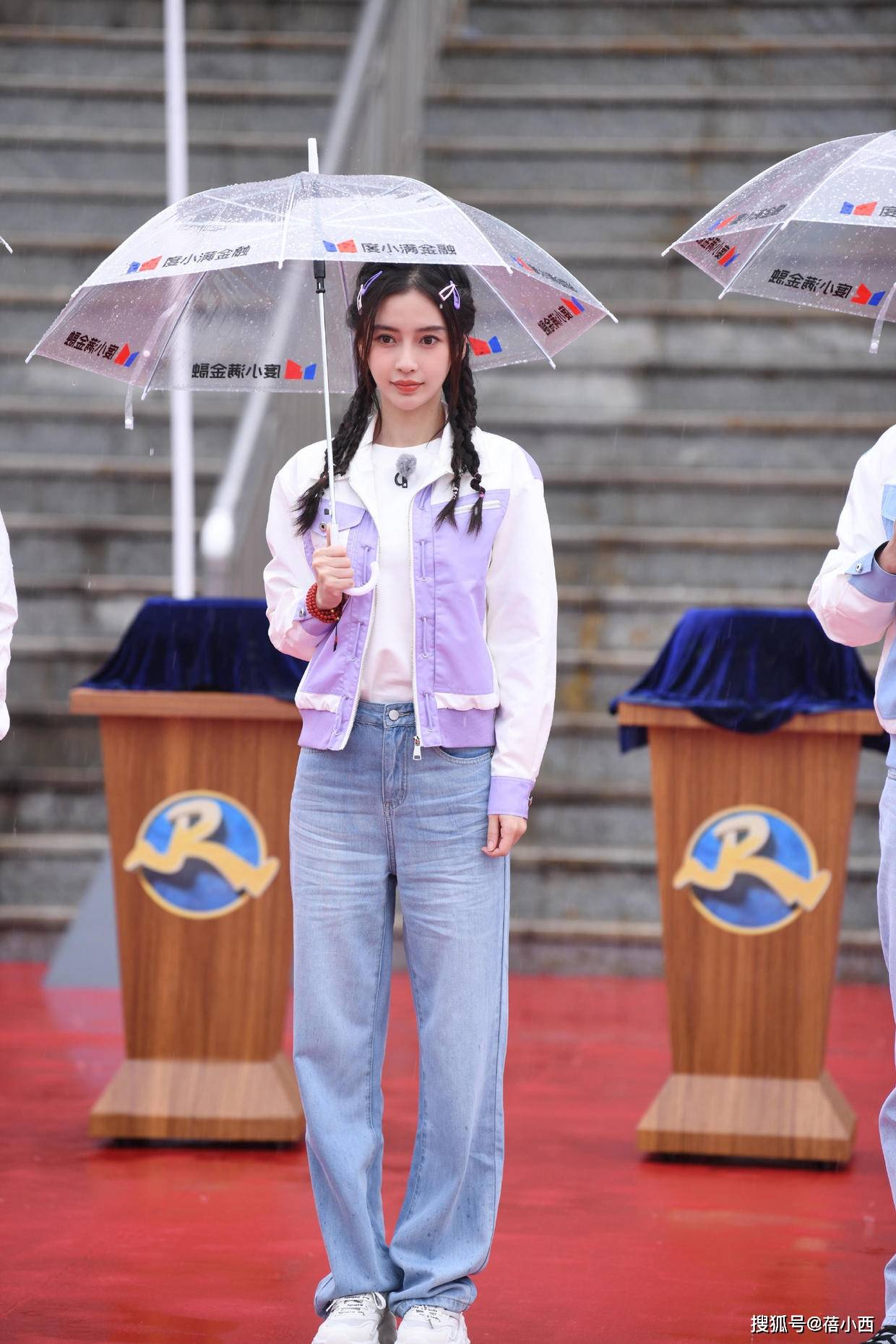杨颖 Angelababy杨颖确定不是18岁？穿蓝白运动服配麻花辫，像个高中生