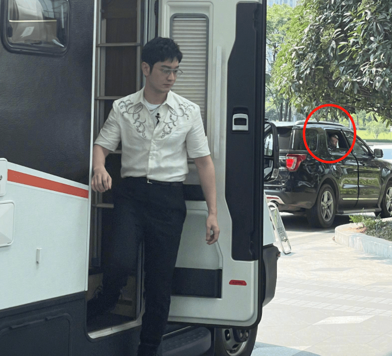 行李|黄晓明录《中餐厅》引围观！独自推行李，身材瘦弱长腿抢眼