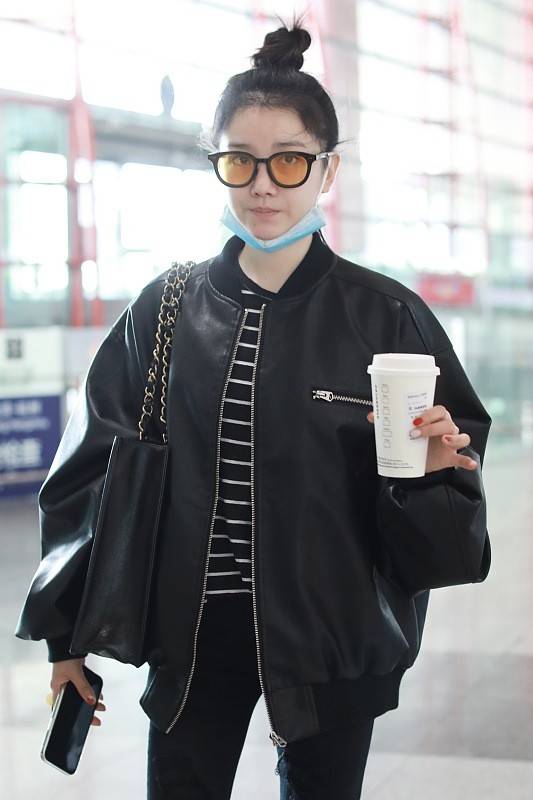 美眉 陈小纭素颜好清纯，穿紧身裤秀“清瘦身材”，配上丸子头更甜了