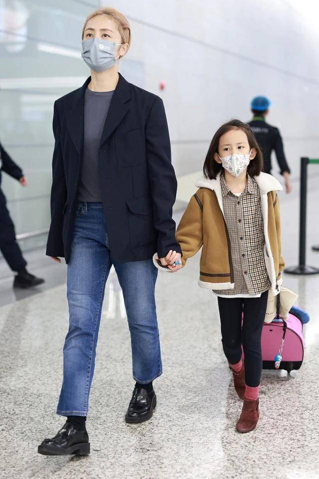 直管 黄磊夫妇品位变了，孙莉染金发显“老气”，二女儿颜值倒是很惊艳