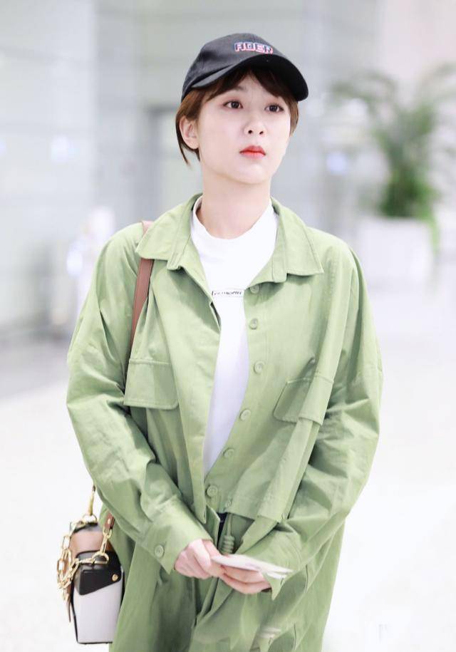 新绿 杨紫终于找到适合的风格,黑色棒球帽搭清新绿风衣,妥妥的韩范儿