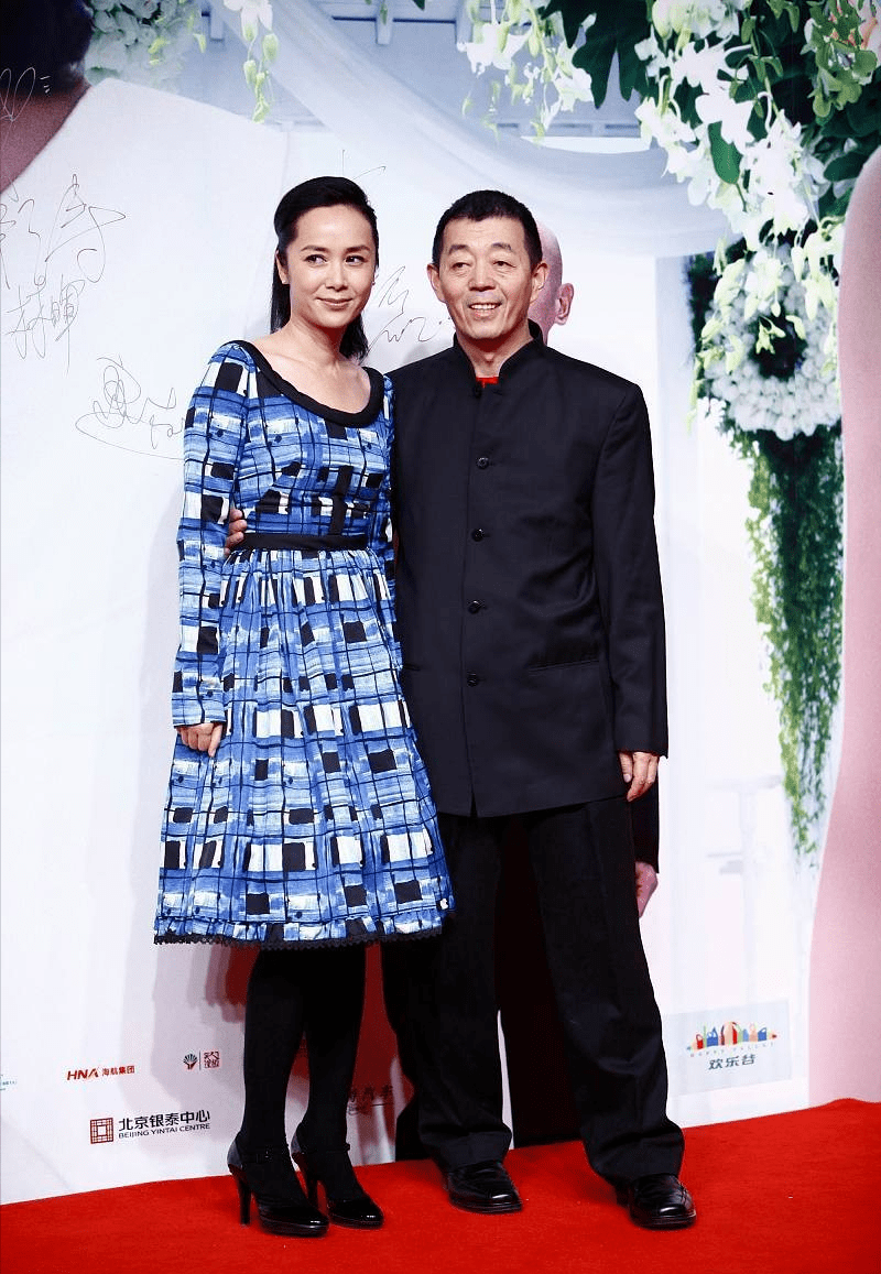 黑色 蒋雯丽越老越时髦,穿黑白色印花裙洋气还减龄,短发也超有女人味