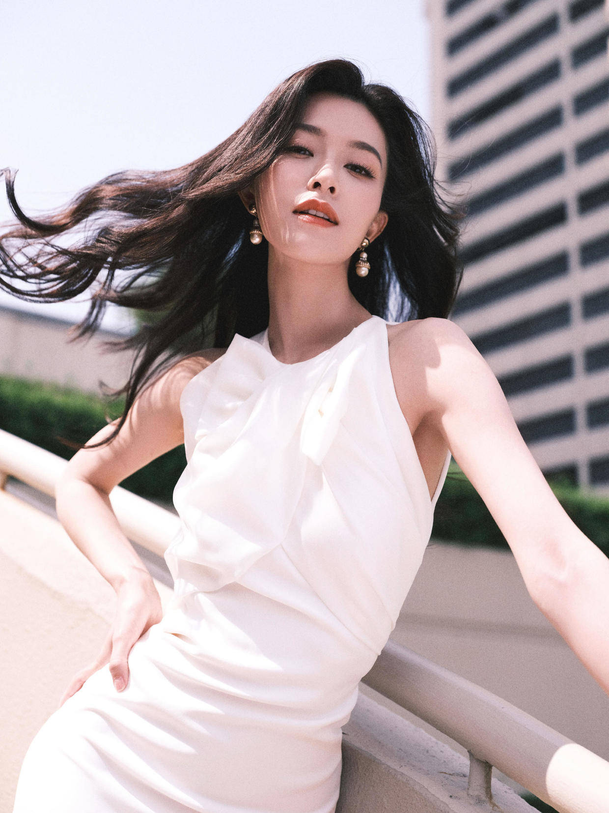 注入 文咏珊美出了“国际范”，穿白色抹胸上衣配长裤，高挑又时髦