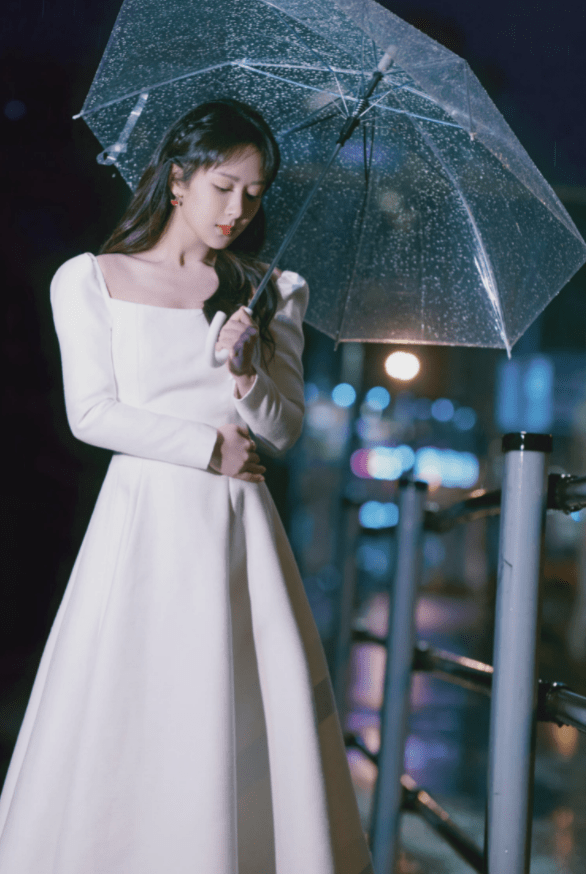 出圈 杨紫雨中撑伞造型出圈了，穿方领泡泡袖裙子，别有一番风情