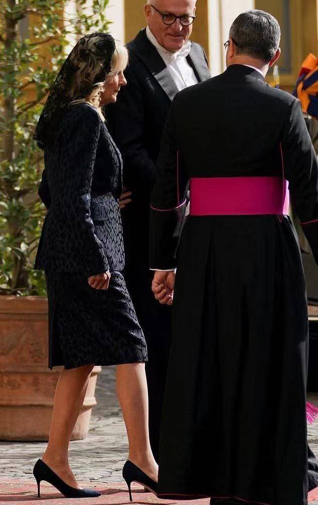 好身材 美国第一夫人首次戴黑纱真优雅！职业装秀出好身材，赢过梅拉尼娅