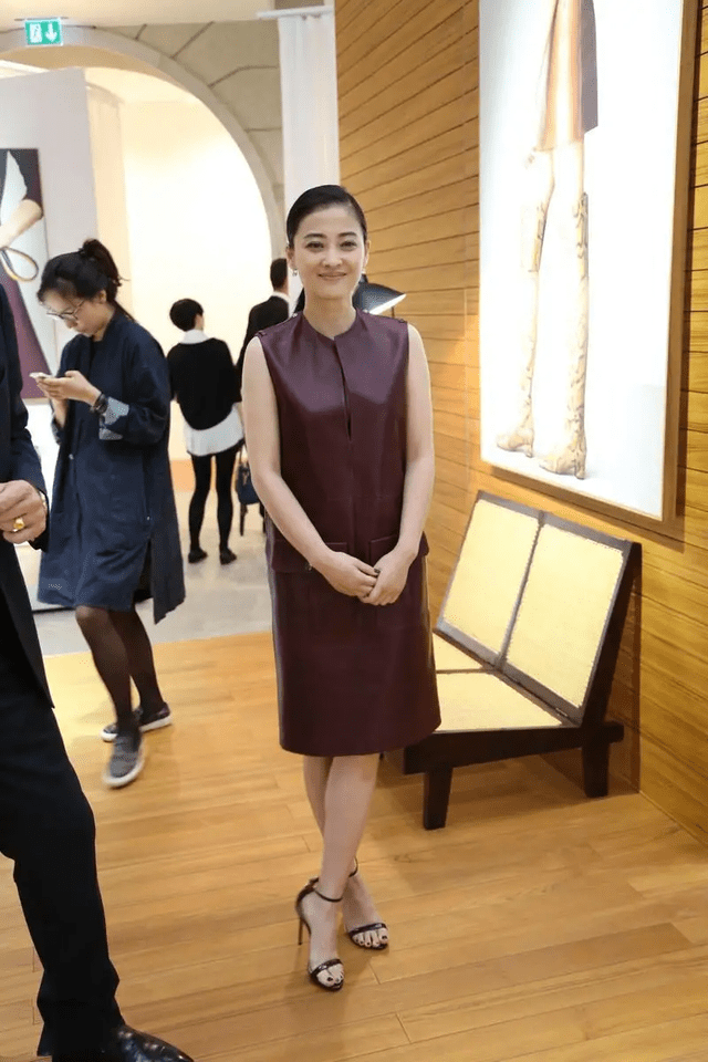 羽绒服 45岁梅婷真养眼，一袭白色连衣裙优雅大气，看不出中年妇女感