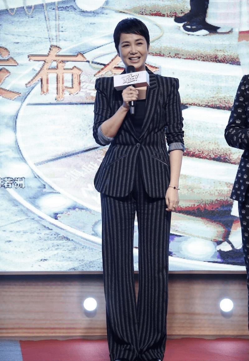 黑色 蒋雯丽越老越时髦，穿黑白色印花裙洋气还减龄，短发也超有女人味