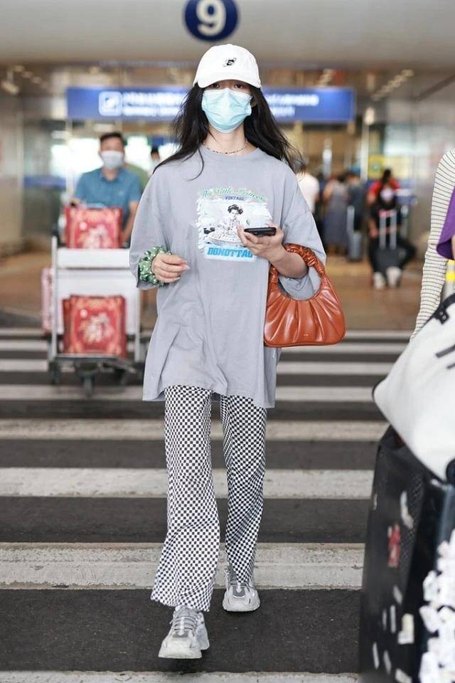 迷彩 林允是冷还是热,穿羽绒服也要“露半肩”,造型倒是时髦感十足