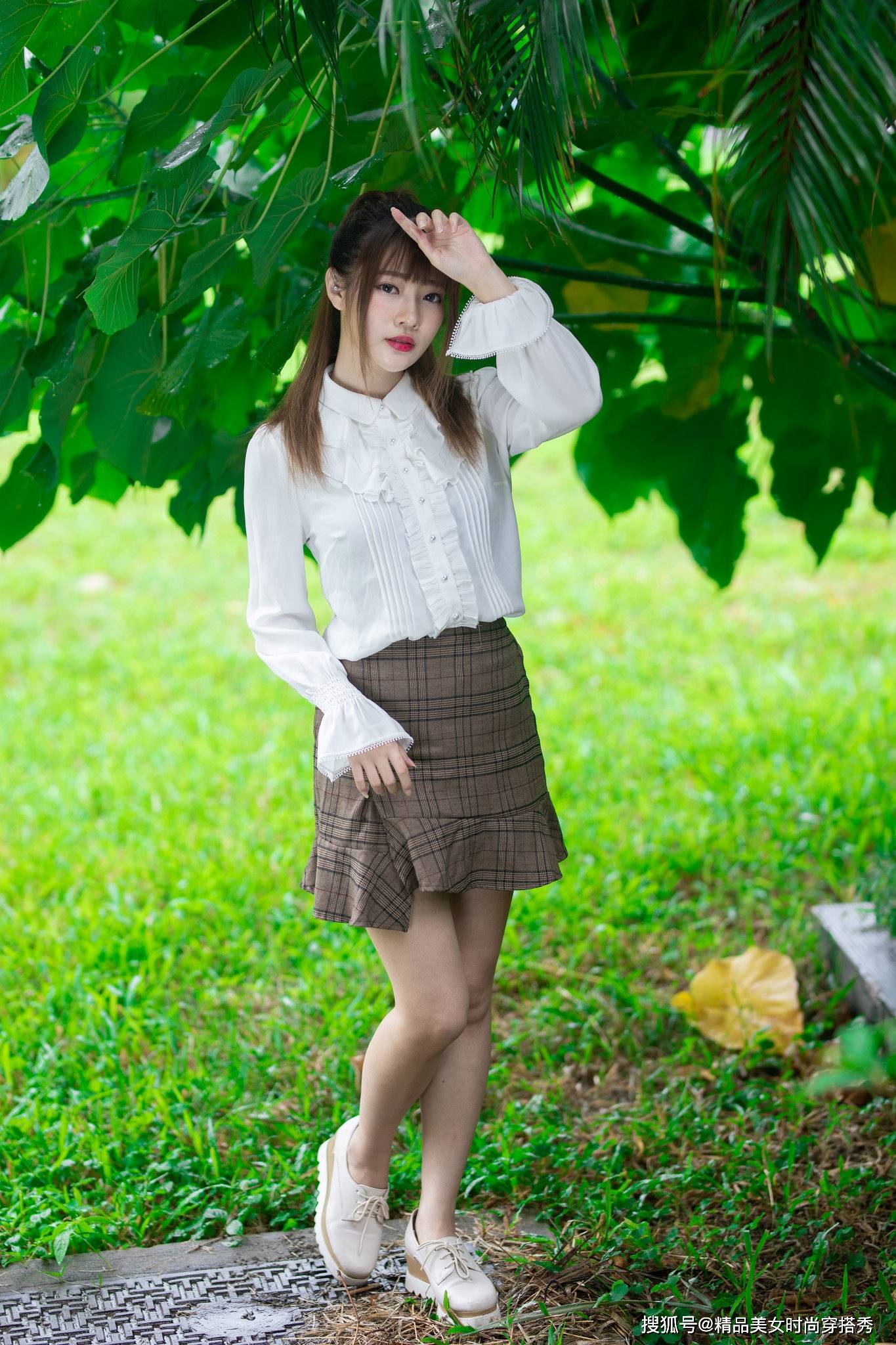 显高 白色衬衫搭配格子半身裙，温婉好搭，甜美范十足