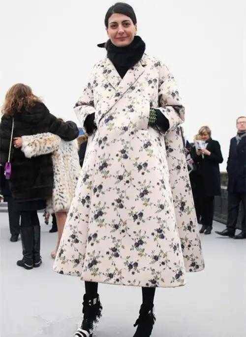 宫廷风 中年女性别再扮嫩,学韩雪印花大衣配喇叭裤好洋气,显贵又优雅