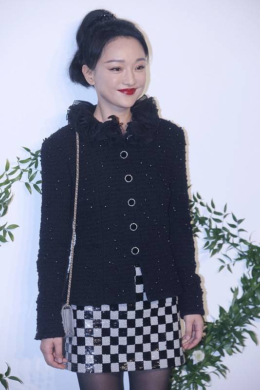 黑衣 年近50的周迅还是很有灵气，黑衣红唇很美艳，“荷花领”挺惹眼