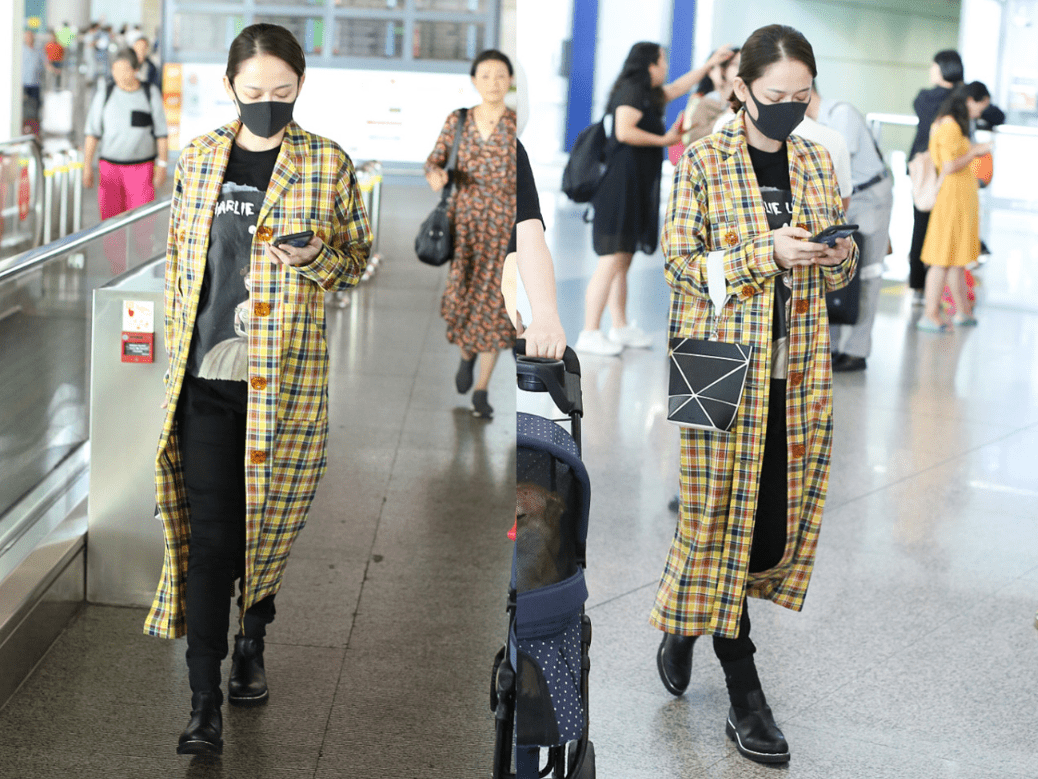 女色 真佩服陈乔恩，都42岁了还能驾驭少女色，穿黄色大衣像18岁小姑娘