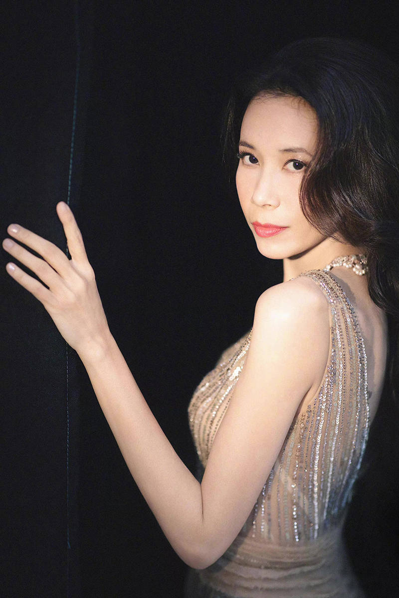 论颜值,莫文蔚还真算不上有多漂亮,只能说是一个很有辨识度的女人,但