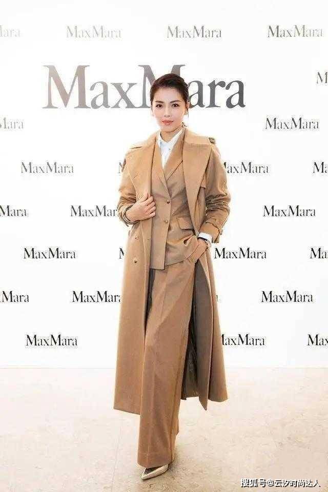 显得 李颖哪像66年的人,穿驼色大衣配吊带衣高级惊艳,美得不敢认
