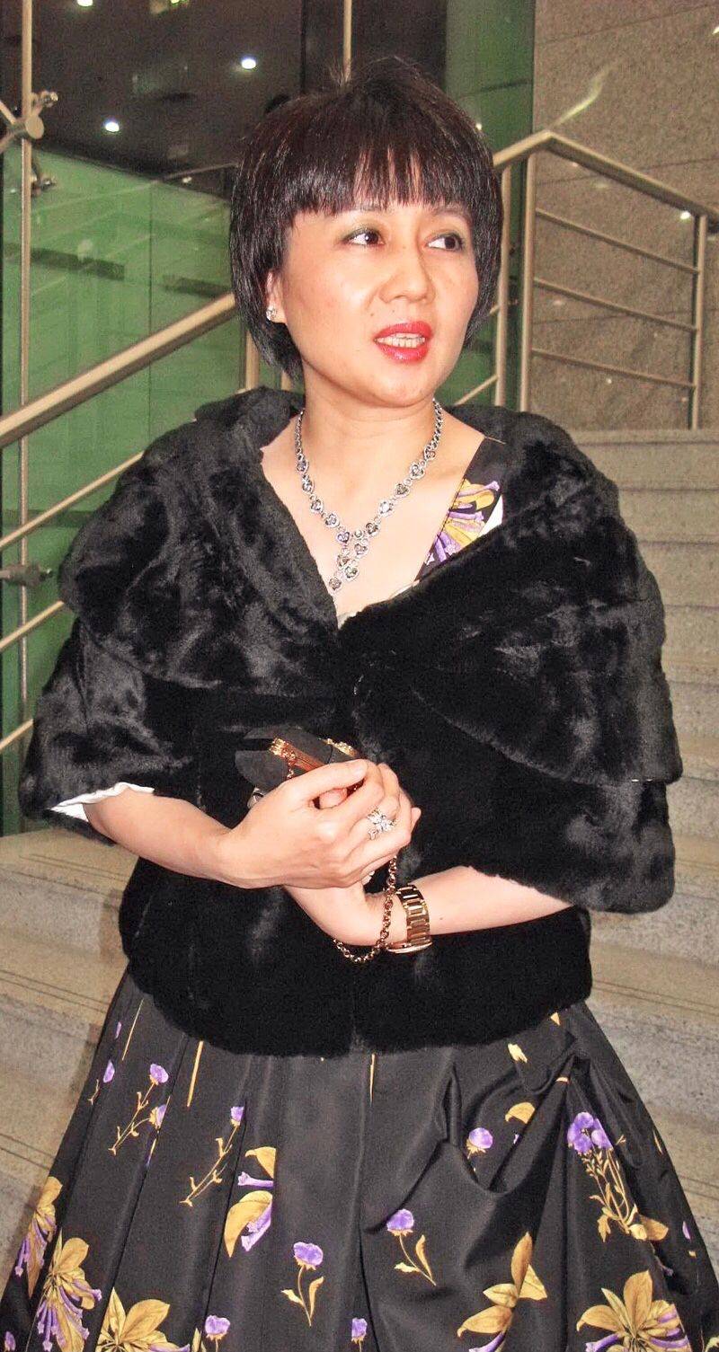 整体 赌王四太不服老,穿那么花的“睡衣”就出门,大红大绿还挺显年轻