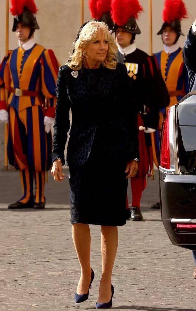 好身材 美国第一夫人首次戴黑纱真优雅！职业装秀出好身材，赢过梅拉尼娅