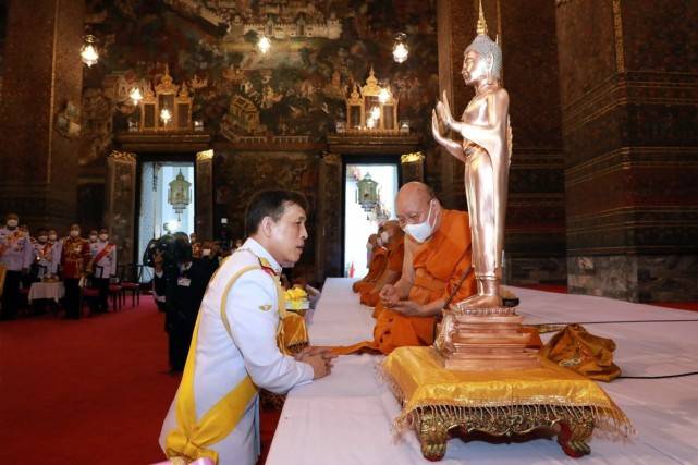 拉隆 69岁泰王带妻妾营业精神好！王后穿宝石蓝变美太多，贵妃孤独入座