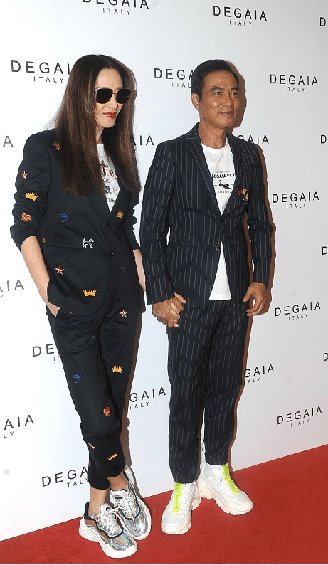 叛逆 任达华妻子都50多岁了,可穿搭还挺“叛逆”,黑西装带点花太酷了