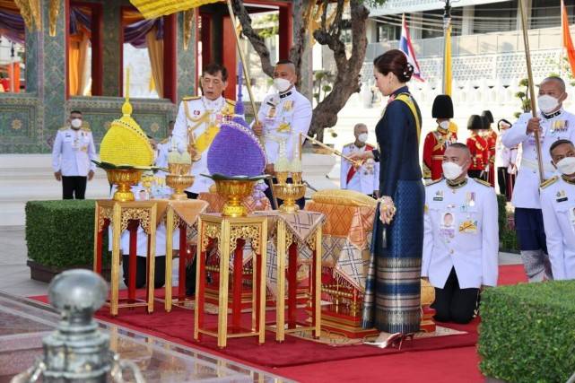 拉隆 69岁泰王带妻妾营业精神好!王后穿宝石蓝变美太多,贵妃孤独入座