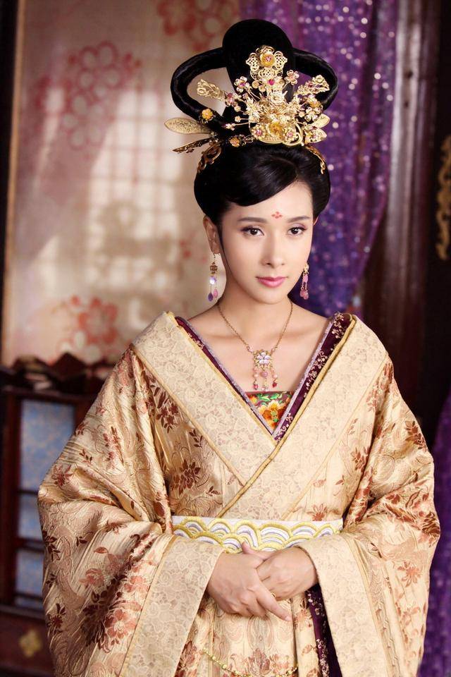 10位古装美人露肩古装佟丽娅杨雪惊艳赵露思溜肩仪态成败笔