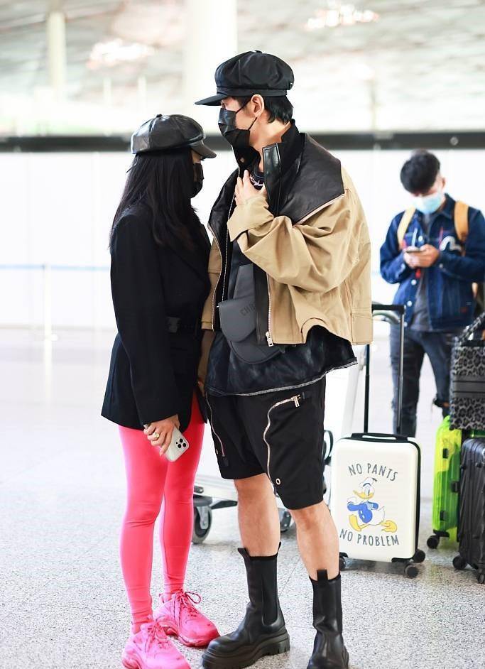 or 钟丽缇品味真别致，用西装混搭粉色健身裤，意外高级又洋气