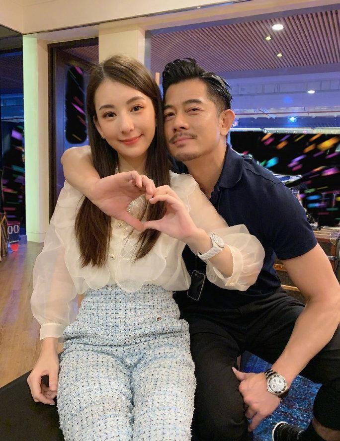 一家人 方媛高调晒照为郭富城庆生，打扮精致少女感足，一家人颜值好养眼