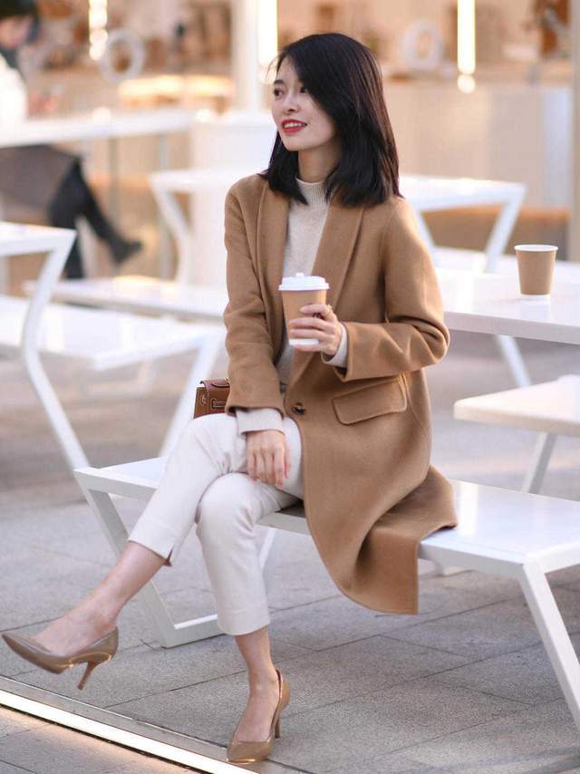 是属于 秋冬的标配卡其色大衣，学会这5套搭配轻松驾驭，怎么穿都好看