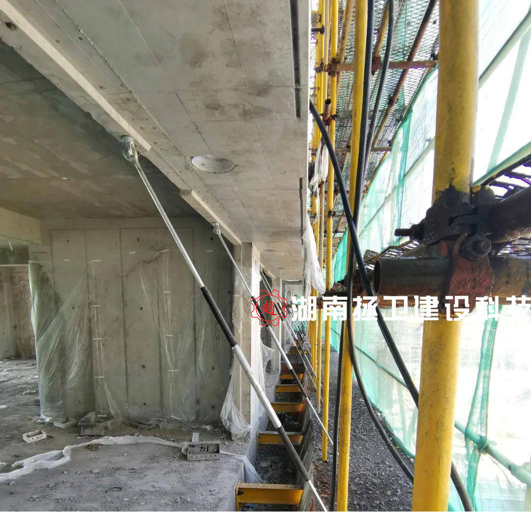 其余每一条工字钢梁都必须设置上拉杆,安装后确保拉杆调整至有效受力