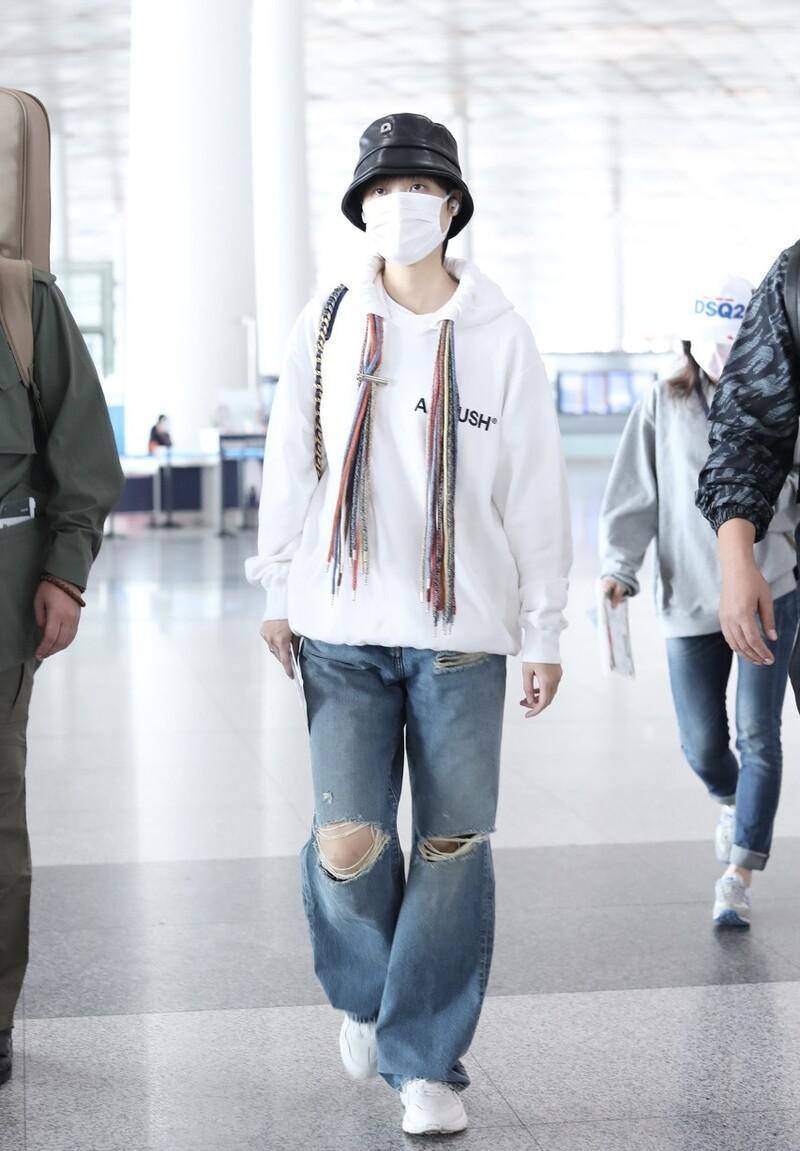 主要部分 李宇春坚持走帅气路线，私下里一身黑白造型真简约，但气质挡不住