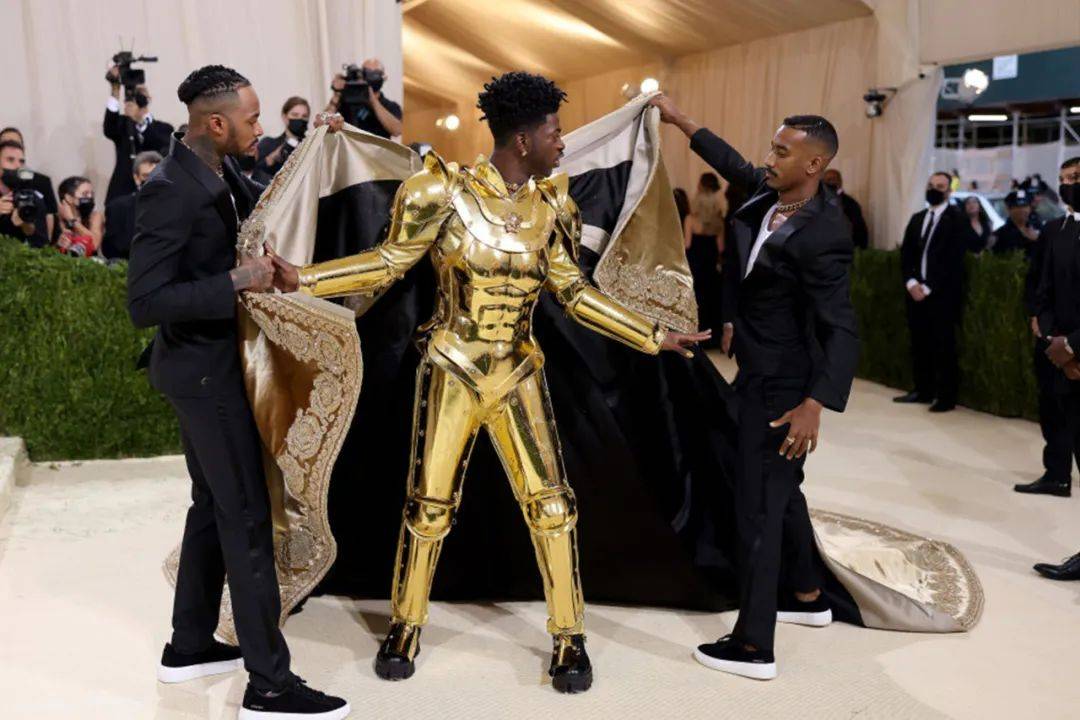 Nas 叱咤红毯、被爆红歌手示爱……这个品牌最近火得有点收不住！