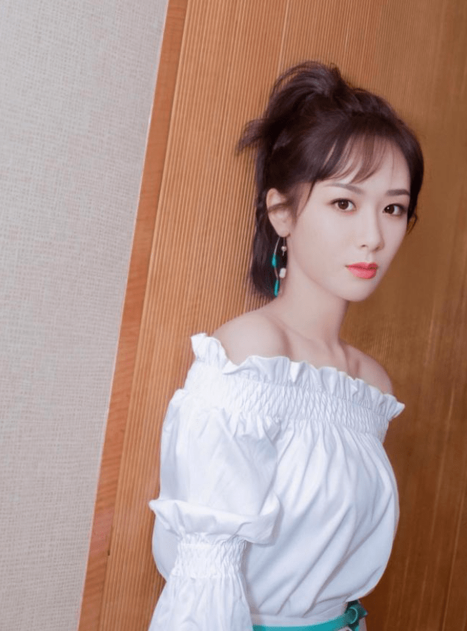 出圈 杨紫雨中撑伞造型出圈了，穿方领泡泡袖裙子，别有一番风情